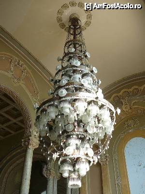 [P15] Impresionantul candelabru ce străjuieşte scările către etajul clădirii » foto by Claudiu U.
 - 
<span class="allrVoted glyphicon glyphicon-heart hidden" id="av399195"></span>
<a class="m-l-10 hidden" id="sv399195" onclick="voting_Foto_DelVot(,399195,29149)" role="button">șterge vot <span class="glyphicon glyphicon-remove"></span></a>
<a id="v9399195" class=" c-red"  onclick="voting_Foto_SetVot(399195)" role="button"><span class="glyphicon glyphicon-heart-empty"></span> <b>LIKE</b> = Votează poza</a> <img class="hidden"  id="f399195W9" src="/imagini/loader.gif" border="0" /><span class="AjErrMes hidden" id="e399195ErM"></span>