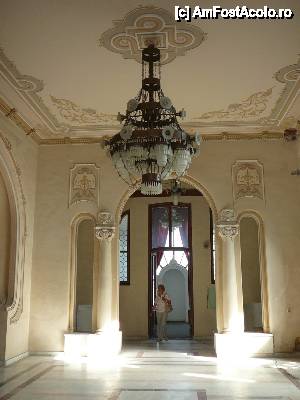 [P17] O ultimă privire aruncată inapoi, chiar înainte de a părăsi clădirea. În faţă se vede uşa de acces către sala de lectură de la parter (din păcate, cu toate eforturile, a fost şi ultima poză pe care am reuşit să o fac)  » foto by Claudiu U.
 - 
<span class="allrVoted glyphicon glyphicon-heart hidden" id="av399197"></span>
<a class="m-l-10 hidden" id="sv399197" onclick="voting_Foto_DelVot(,399197,29149)" role="button">șterge vot <span class="glyphicon glyphicon-remove"></span></a>
<a id="v9399197" class=" c-red"  onclick="voting_Foto_SetVot(399197)" role="button"><span class="glyphicon glyphicon-heart-empty"></span> <b>LIKE</b> = Votează poza</a> <img class="hidden"  id="f399197W9" src="/imagini/loader.gif" border="0" /><span class="AjErrMes hidden" id="e399197ErM"></span>