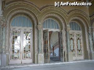 [P09] Uşile de acces în sala de spectacole » foto by Claudiu U.
 - 
<span class="allrVoted glyphicon glyphicon-heart hidden" id="av399188"></span>
<a class="m-l-10 hidden" id="sv399188" onclick="voting_Foto_DelVot(,399188,29149)" role="button">șterge vot <span class="glyphicon glyphicon-remove"></span></a>
<a id="v9399188" class=" c-red"  onclick="voting_Foto_SetVot(399188)" role="button"><span class="glyphicon glyphicon-heart-empty"></span> <b>LIKE</b> = Votează poza</a> <img class="hidden"  id="f399188W9" src="/imagini/loader.gif" border="0" /><span class="AjErrMes hidden" id="e399188ErM"></span>