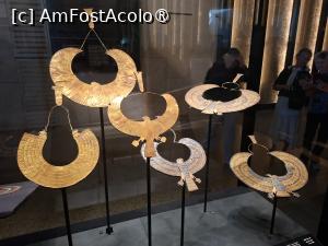 [P20] GEM, Galeriile lui Tutankhamun, Coliere cu cap de vultur dar și cu cap dublu reprezentând cele două regate, cobra și vulturul.. » foto by mprofeanu
 - 
<span class="allrVoted glyphicon glyphicon-heart hidden" id="av1526964"></span>
<a class="m-l-10 hidden" id="sv1526964" onclick="voting_Foto_DelVot(,1526964,29165)" role="button">șterge vot <span class="glyphicon glyphicon-remove"></span></a>
<a id="v91526964" class=" c-red"  onclick="voting_Foto_SetVot(1526964)" role="button"><span class="glyphicon glyphicon-heart-empty"></span> <b>LIKE</b> = Votează poza</a> <img class="hidden"  id="f1526964W9" src="/imagini/loader.gif" border="0" /><span class="AjErrMes hidden" id="e1526964ErM"></span>
