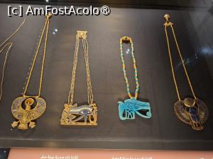 [P21] GEM, Galeriile lui Tutankhamun,  Coliere șoim, Colier Soarele (ochi zeu Horus), Colier Luna (ochi zeu Re), Colier Scarabeu » foto by mprofeanu
 - 
<span class="allrVoted glyphicon glyphicon-heart hidden" id="av1526965"></span>
<a class="m-l-10 hidden" id="sv1526965" onclick="voting_Foto_DelVot(,1526965,29165)" role="button">șterge vot <span class="glyphicon glyphicon-remove"></span></a>
<a id="v91526965" class=" c-red"  onclick="voting_Foto_SetVot(1526965)" role="button"><span class="glyphicon glyphicon-heart-empty"></span> <b>LIKE</b> = Votează poza</a> <img class="hidden"  id="f1526965W9" src="/imagini/loader.gif" border="0" /><span class="AjErrMes hidden" id="e1526965ErM"></span>