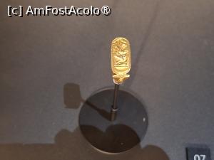 [P22] GEM, Galeriile lui Tutankhamun,  Acest inel a fost găsit pe al doilea deget al mâinii stângi a lui Tutankhamun și îl reprezintă pe acesta îngenuncheat, oferind o mică figură a zeiței Maat, mare rafinament... » foto by mprofeanu
 - 
<span class="allrVoted glyphicon glyphicon-heart hidden" id="av1526966"></span>
<a class="m-l-10 hidden" id="sv1526966" onclick="voting_Foto_DelVot(,1526966,29165)" role="button">șterge vot <span class="glyphicon glyphicon-remove"></span></a>
<a id="v91526966" class=" c-red"  onclick="voting_Foto_SetVot(1526966)" role="button"><span class="glyphicon glyphicon-heart-empty"></span> <b>LIKE</b> = Votează poza</a> <img class="hidden"  id="f1526966W9" src="/imagini/loader.gif" border="0" /><span class="AjErrMes hidden" id="e1526966ErM"></span>