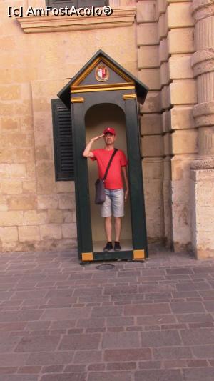 [P19] Sa traiti ! Palatul este deschis pentru vizitare. Subsemnatul in ghereta garzilor. » foto by ovidiuyepi
 - 
<span class="allrVoted glyphicon glyphicon-heart hidden" id="av1233294"></span>
<a class="m-l-10 hidden" id="sv1233294" onclick="voting_Foto_DelVot(,1233294,29231)" role="button">șterge vot <span class="glyphicon glyphicon-remove"></span></a>
<a id="v91233294" class=" c-red"  onclick="voting_Foto_SetVot(1233294)" role="button"><span class="glyphicon glyphicon-heart-empty"></span> <b>LIKE</b> = Votează poza</a> <img class="hidden"  id="f1233294W9" src="/imagini/loader.gif" border="0" /><span class="AjErrMes hidden" id="e1233294ErM"></span>