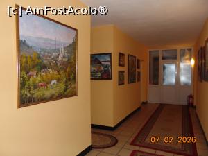 [P19] pensiune Limpedea, hol cu multe tablouri » foto by Yolanda
 - 
<span class="allrVoted glyphicon glyphicon-heart hidden" id="av1518277"></span>
<a class="m-l-10 hidden" id="sv1518277" onclick="voting_Foto_DelVot(,1518277,29255)" role="button">șterge vot <span class="glyphicon glyphicon-remove"></span></a>
<a id="v91518277" class=" c-red"  onclick="voting_Foto_SetVot(1518277)" role="button"><span class="glyphicon glyphicon-heart-empty"></span> <b>LIKE</b> = Votează poza</a> <img class="hidden"  id="f1518277W9" src="/imagini/loader.gif" border="0" /><span class="AjErrMes hidden" id="e1518277ErM"></span>