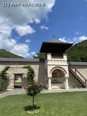 [P12] Mănăstirea Polovragi. Fântâna cu foișor și poarta care dă spre bisericuța bolniță. » foto by Floria
 - 
<span class="allrVoted glyphicon glyphicon-heart hidden" id="av1526278"></span>
<a class="m-l-10 hidden" id="sv1526278" onclick="voting_Foto_DelVot(,1526278,29308)" role="button">șterge vot <span class="glyphicon glyphicon-remove"></span></a>
<a id="v91526278" class=" c-red"  onclick="voting_Foto_SetVot(1526278)" role="button"><span class="glyphicon glyphicon-heart-empty"></span> <b>LIKE</b> = Votează poza</a> <img class="hidden"  id="f1526278W9" src="/imagini/loader.gif" border="0" /><span class="AjErrMes hidden" id="e1526278ErM"></span>