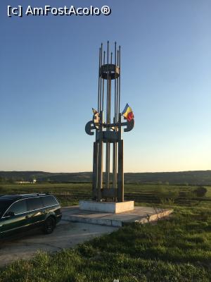 [P01] Monumentul de la E 581 din fața celui de la Podul Înalt » foto by Yersinia Pestis
 - 
<span class="allrVoted glyphicon glyphicon-heart hidden" id="av960936"></span>
<a class="m-l-10 hidden" id="sv960936" onclick="voting_Foto_DelVot(,960936,29441)" role="button">șterge vot <span class="glyphicon glyphicon-remove"></span></a>
<a id="v9960936" class=" c-red"  onclick="voting_Foto_SetVot(960936)" role="button"><span class="glyphicon glyphicon-heart-empty"></span> <b>LIKE</b> = Votează poza</a> <img class="hidden"  id="f960936W9" src="/imagini/loader.gif" border="0" /><span class="AjErrMes hidden" id="e960936ErM"></span>