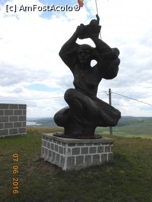 [P13] Movila lui Burcel - Femeia din bronz rupând diabolicul act Ribbentrop-Molotov.  » foto by iulianic
 - 
<span class="allrVoted glyphicon glyphicon-heart hidden" id="av750618"></span>
<a class="m-l-10 hidden" id="sv750618" onclick="voting_Foto_DelVot(,750618,29442)" role="button">șterge vot <span class="glyphicon glyphicon-remove"></span></a>
<a id="v9750618" class=" c-red"  onclick="voting_Foto_SetVot(750618)" role="button"><span class="glyphicon glyphicon-heart-empty"></span> <b>LIKE</b> = Votează poza</a> <img class="hidden"  id="f750618W9" src="/imagini/loader.gif" border="0" /><span class="AjErrMes hidden" id="e750618ErM"></span>