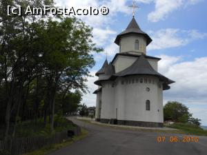 [P16] Movila lui Burcel - Biserica de zid, vedere dinspre est.  » foto by iulianic
 - 
<span class="allrVoted glyphicon glyphicon-heart hidden" id="av750621"></span>
<a class="m-l-10 hidden" id="sv750621" onclick="voting_Foto_DelVot(,750621,29442)" role="button">șterge vot <span class="glyphicon glyphicon-remove"></span></a>
<a id="v9750621" class=" c-red"  onclick="voting_Foto_SetVot(750621)" role="button"><span class="glyphicon glyphicon-heart-empty"></span> <b>LIKE</b> = Votează poza</a> <img class="hidden"  id="f750621W9" src="/imagini/loader.gif" border="0" /><span class="AjErrMes hidden" id="e750621ErM"></span>