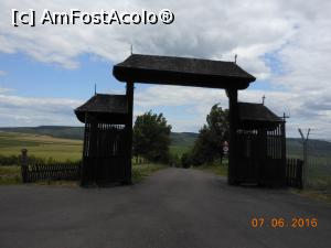 [P05] Movila lui Burcel - A doua poartă, de lemn, aflată pe deal.  » foto by iulianic
 - 
<span class="allrVoted glyphicon glyphicon-heart hidden" id="av750610"></span>
<a class="m-l-10 hidden" id="sv750610" onclick="voting_Foto_DelVot(,750610,29442)" role="button">șterge vot <span class="glyphicon glyphicon-remove"></span></a>
<a id="v9750610" class=" c-red"  onclick="voting_Foto_SetVot(750610)" role="button"><span class="glyphicon glyphicon-heart-empty"></span> <b>LIKE</b> = Votează poza</a> <img class="hidden"  id="f750610W9" src="/imagini/loader.gif" border="0" /><span class="AjErrMes hidden" id="e750610ErM"></span>