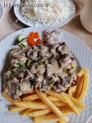 [P12] Împletitură cu carne și ciuperci. » foto by tata123 🔱
 - 
<span class="allrVoted glyphicon glyphicon-heart hidden" id="av1548044"></span>
<a class="m-l-10 hidden" id="sv1548044" onclick="voting_Foto_DelVot(,1548044,29468)" role="button">șterge vot <span class="glyphicon glyphicon-remove"></span></a>
<a id="v91548044" class=" c-red"  onclick="voting_Foto_SetVot(1548044)" role="button"><span class="glyphicon glyphicon-heart-empty"></span> <b>LIKE</b> = Votează poza</a> <img class="hidden"  id="f1548044W9" src="/imagini/loader.gif" border="0" /><span class="AjErrMes hidden" id="e1548044ErM"></span>